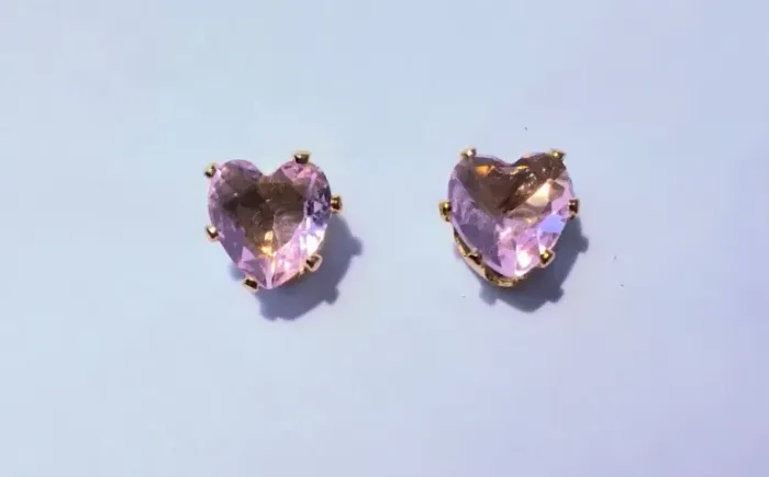 Brinco rosa claro coração zircônia folheado a ouro 18k