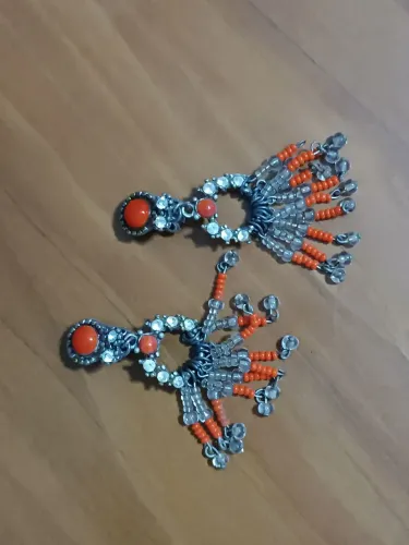 Brincos artesanais com pedras e miçangas