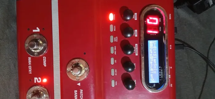 Pedaleira zoom contra baixo