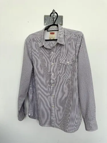 Camisa Levi's Standard Fit listrada azul e vermelha, tamanho P, manga longa