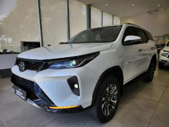 Toyota Hilux SW4 SRX Plat. 4X4 2.8 TB Die. Aut. 2024