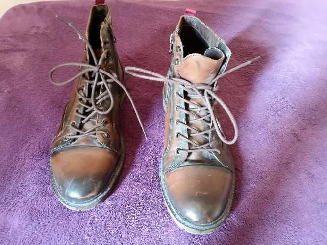 Bota couro legítimo masculina CNS sem uso.