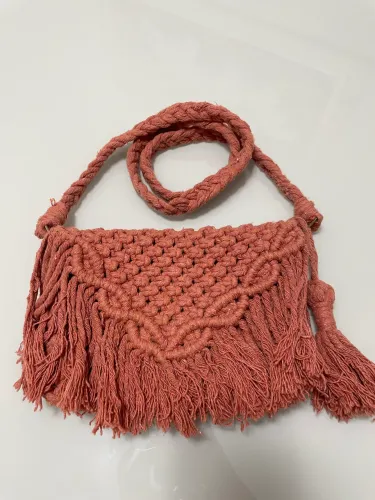Bolsa artesanal em macramê
