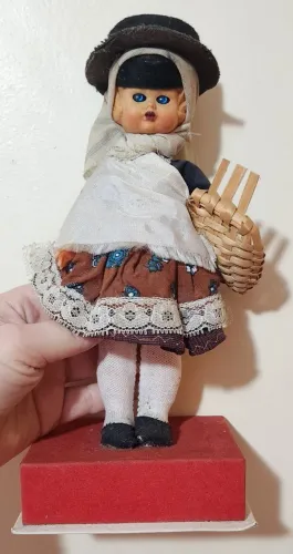 Antiga (70`) boneca portuguesa com trage típico de Nazaré