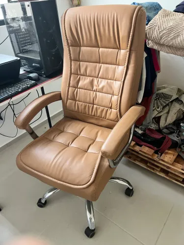 Cadeira De Escritório Caramelo Com 42 Molas Ensacadas Estofado De Couro Sintético