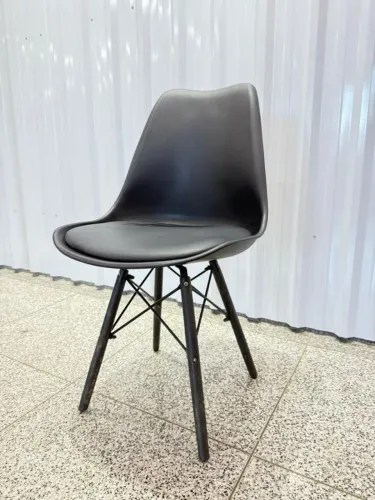 Cadeira Charles Eames preta