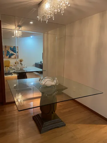 Tampo de mesa de vidro temperado na espessura de 10 mm, medindo 1,40 X 1,40 m