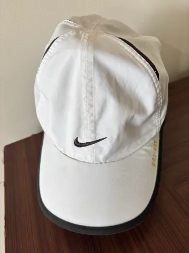 Boné Masculino Nike Dri-Fit Featherlight.