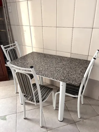 Mesa de jantar 4 cadeiras em granito