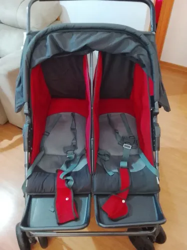 Vendo 2 Carrinhos de bebê para gêmeos 