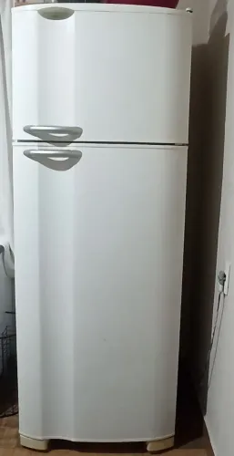 Vendo Geladeira Eletrolux.