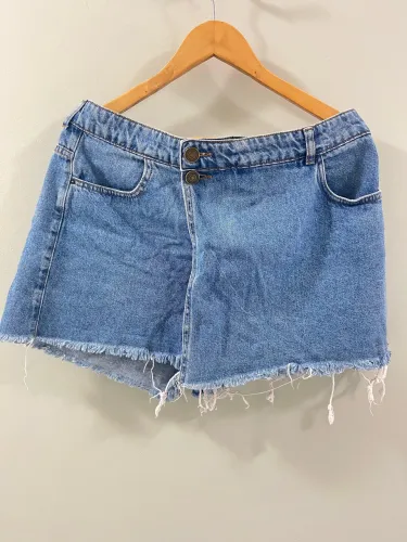 Short Hering jeans, veste 44, usada poucas vezes