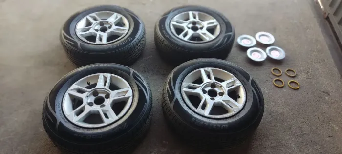 Rodas 13 originais Fiat com 4 pneus zeros