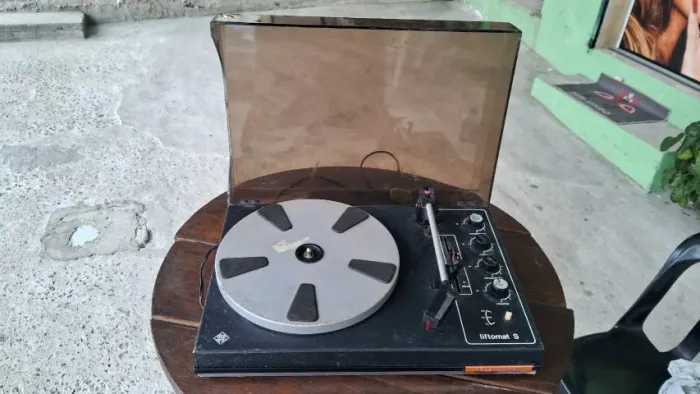 Vitrola Toca-Discos Telefunken Liftomat S Anos 70 - Para Restauro / Peças