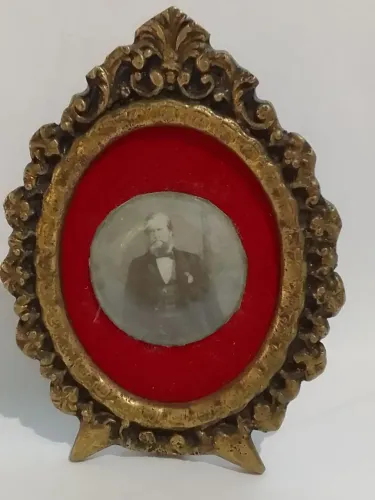 Moldura de bronze anos 40 50 com foto de Dom Pedro II no centro 12 cm x 9