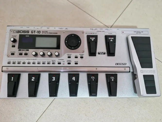 Pedaleira Boss GT10. Exelente estado, com case e bolsa de transporte.