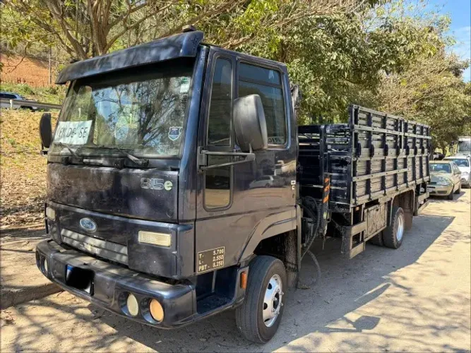 Cargo 815 2010 com Munck