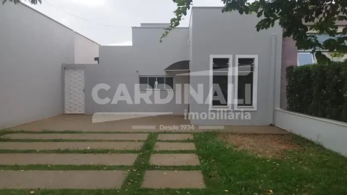 Casa em condomínio, com ótima localização.