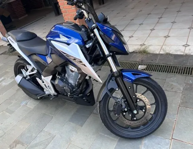 Vende-se moto com 1000km (apenas retirada da concessionária), em garantia pela Honda.