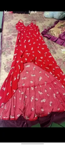 Vestido longo com abertura na frente e acinturado