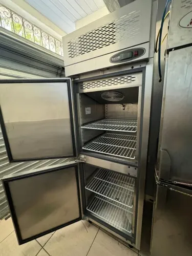 FREEZER/REFRIGERADOR INOX INDUSTRIAL VERTICAL