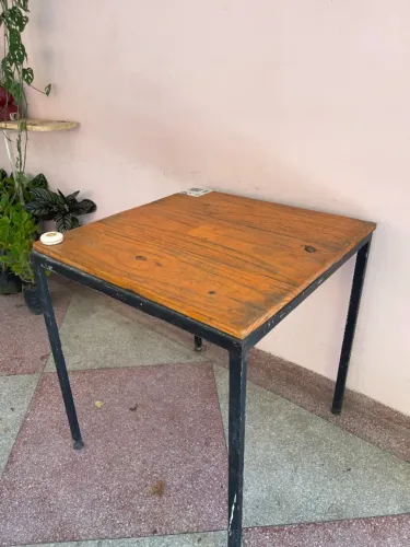 Mesas para café/restaurante - usadas - resistentes