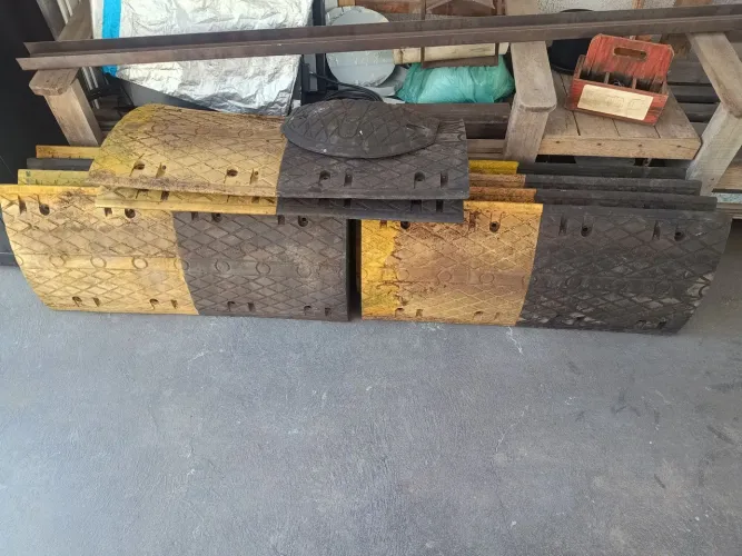 Vendo 6 lombadas de borracha com 1 metro por 45 cm com 6 cm de altura. LEIAA.