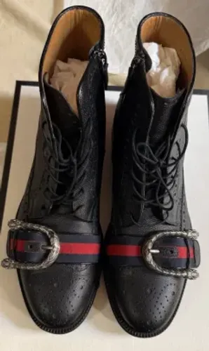 Bota Gucci de couro preto com fivela
