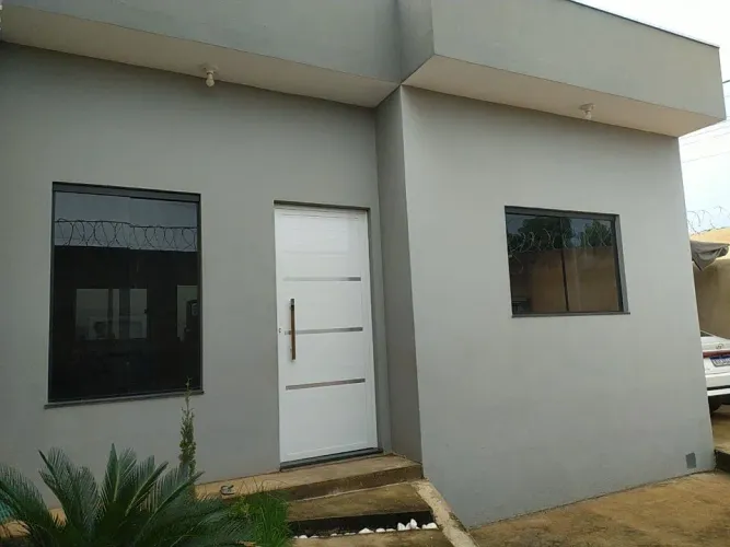 Vende-se casa nova, garagem pra 3 carros , casa de esquina , ótima localização .