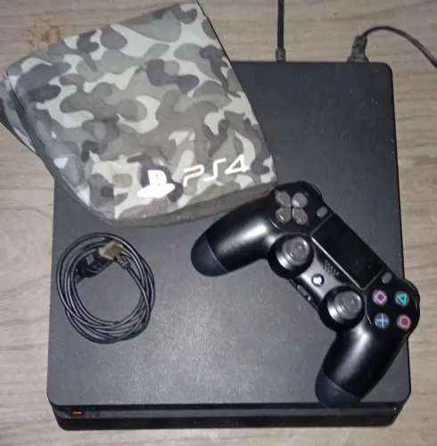 Playstation 4 Slim Semi-novo com Quatro jogos