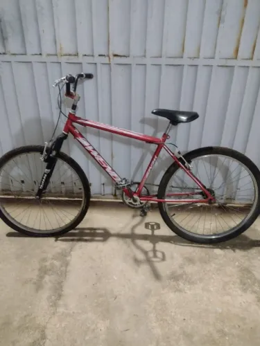 BICICLETA SEMI NOVA ARO 26 "pronta para usar e em excelente estado"