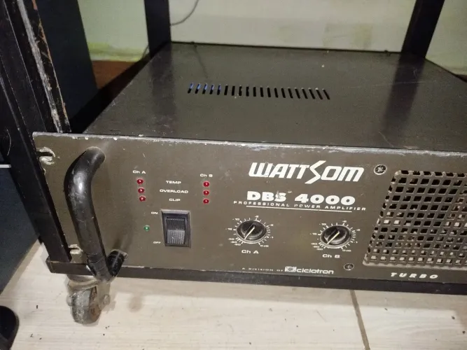 (POTÊNCIA PROFISSIONAL SEMI-NOVA WATTSOM MODELO DBS-4000 TURBO-VENTILADA)