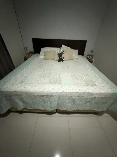 Cama super king com cabeceira de madeira
