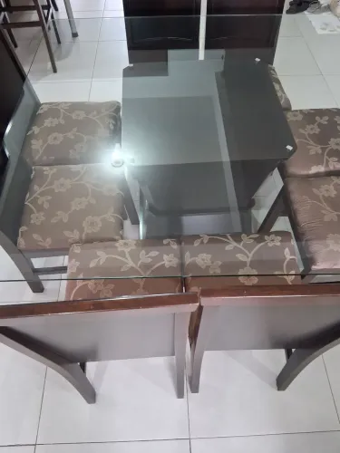 Mesa de Vidro e Cadeiras