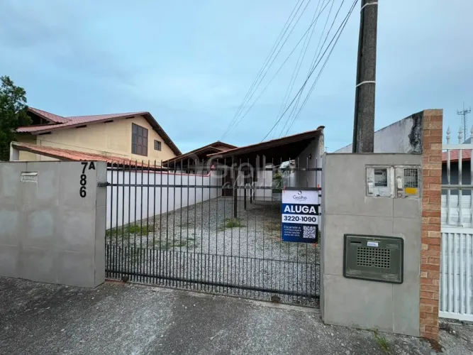 Casa 2 Quartos em Carianos - Geminada