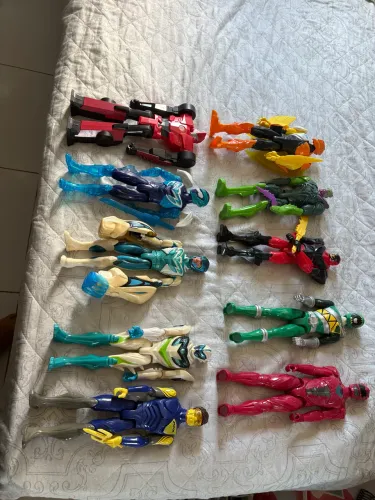 Bonecos max steel e power rangers a venda 