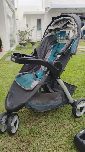Carrinho com bebe conforto