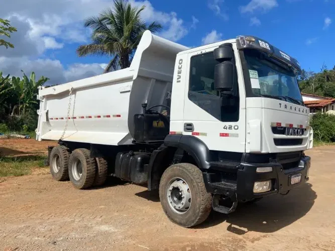 Caminhão caçamba traçado, IVECO TRAKKER 420 CV, caçamba meia cana 16 M³