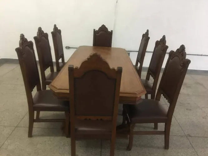 Mesa de jantar de madeira maciça e 8 lugares à venda em Americana
