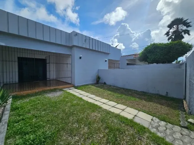 Alugo ampla casa linear c/ 246m2 no B. dos Estados, c/ 4 Qtos + DCE e 5 vagas