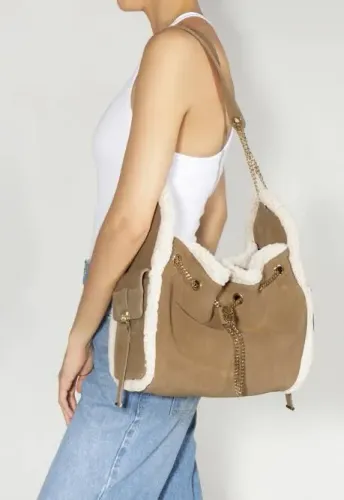 Bolsa Schutz Marrom com Detalhes em Pelúcia