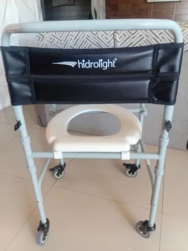 cadeira higiênica (também chamada de cadeira de banho ou cadeira sanitária).