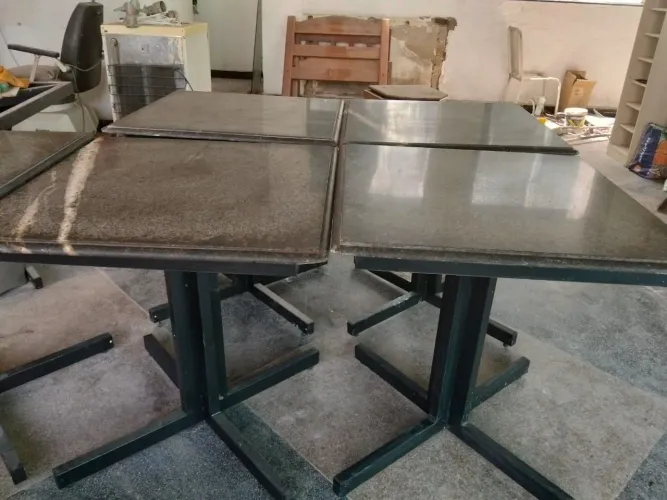 Mesa granito com pés metalon galvanizado com nivelamento reforçada com alta durabilidad
