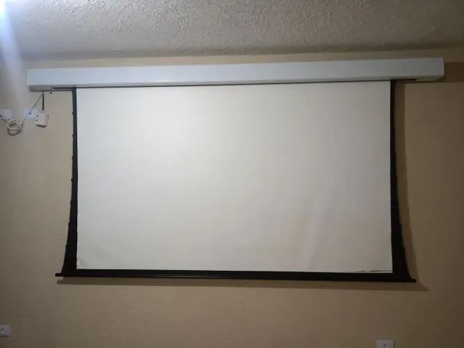 Tela para projetor automática