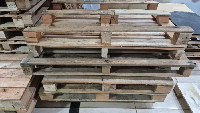 Pallets seminovos,medida 1.20 por 0.80 centímetros, madeira eucalipto valor 15.00 reais 