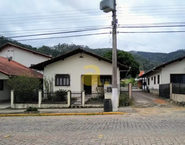 ÓTIMA CASA A VENDA NO CENTRO DE RODEIO COM 3 DORMITÓRIOS A VENDA