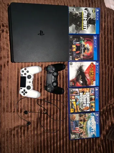 Estouvendendo um Playstation 4 slim de 800GB de armazenamento,  com 2 controles e 10 jogos