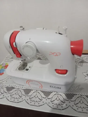 Máquina de costura portátil Elgin Pop