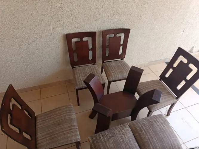Mesa (sem tampo de vidro) com 06 cadeiras (01 quebrada) R$ 300,00 Retirar Jd Atlântico