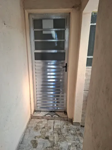 Casa de Fundos Reformada | Excelente Localização | Quarto Amplo | Casa Branca - Suzano
